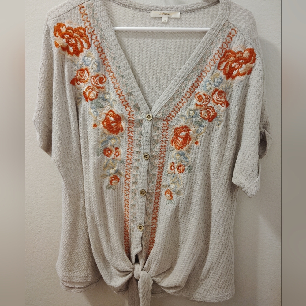 🦋ANDREE BY UNIT Floral Embroidered Tie-Front Blouse